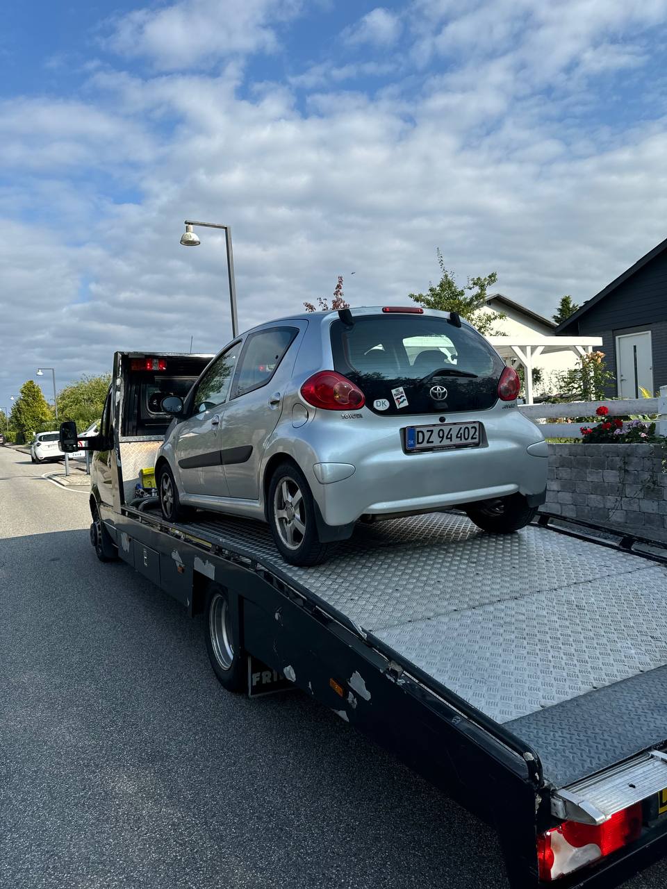 Bil bliver bugseret på vej