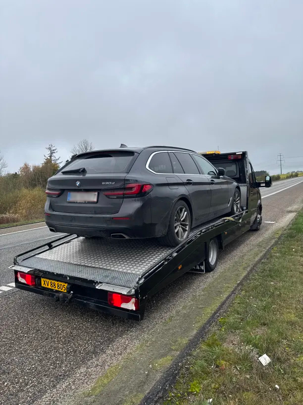 Starthjælp til bil på parkeringsplads