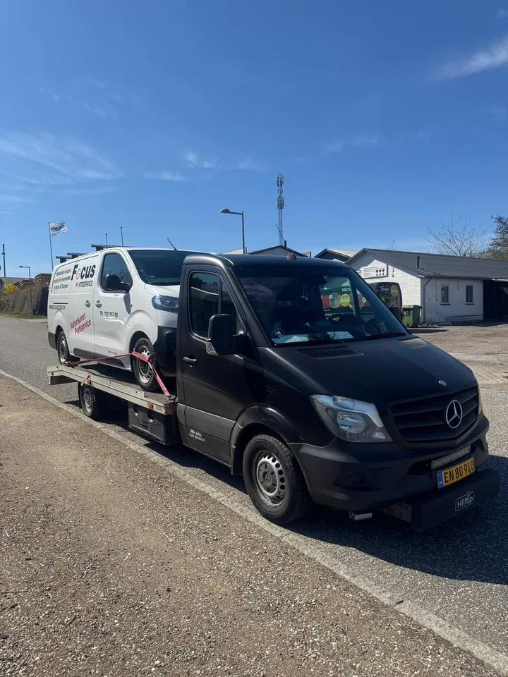 Firmabil transporteret med autohjælp