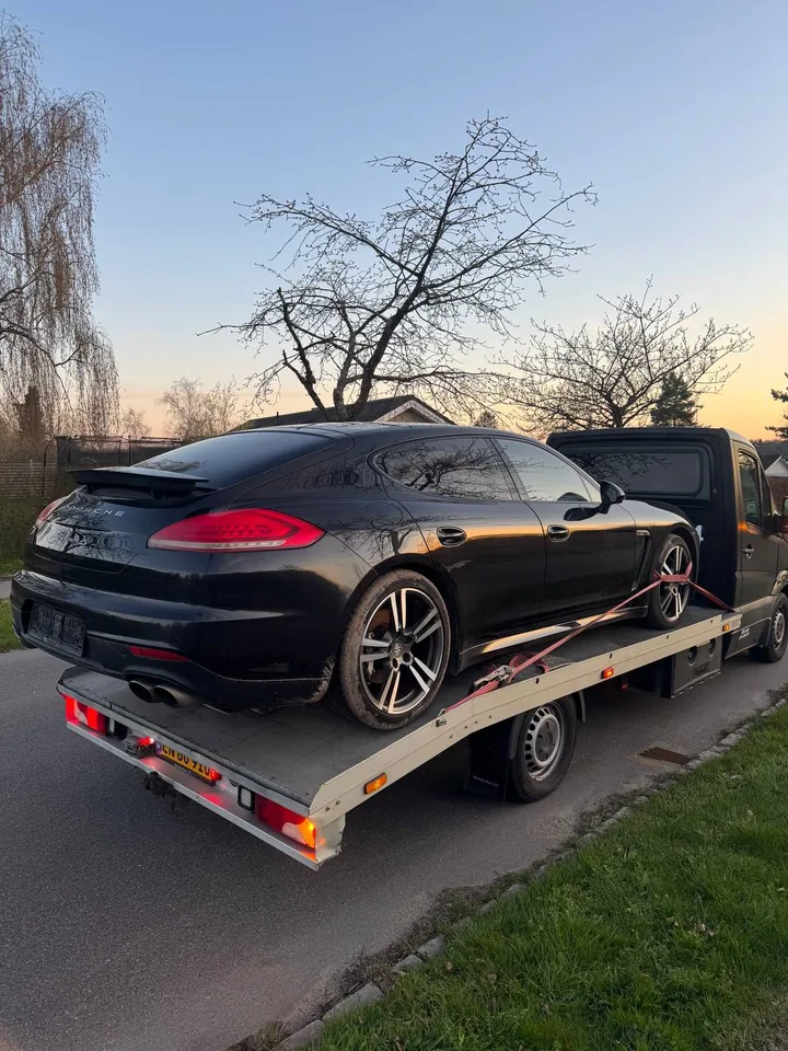 Porsche Panamera på autotransporter